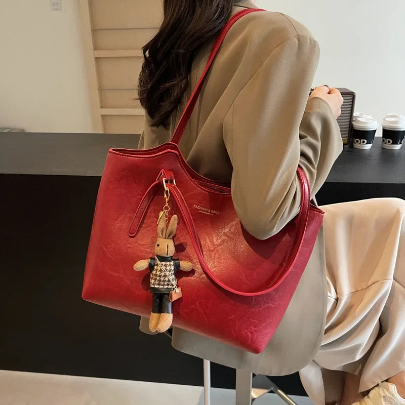 Sac À Main En Cuir Rouge Avec Pendentif Peluche Lapin