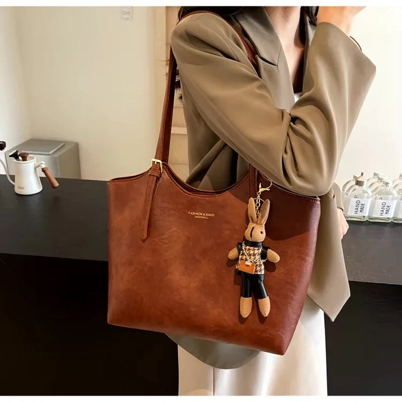 Sac À Main En Cuir Rouge Avec Pendentif Peluche Lapin