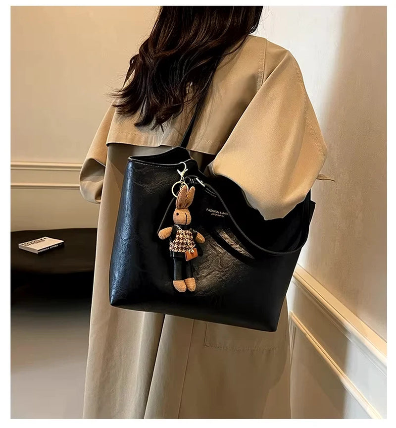 Sac À Main En Cuir Rouge Avec Pendentif Peluche Lapin