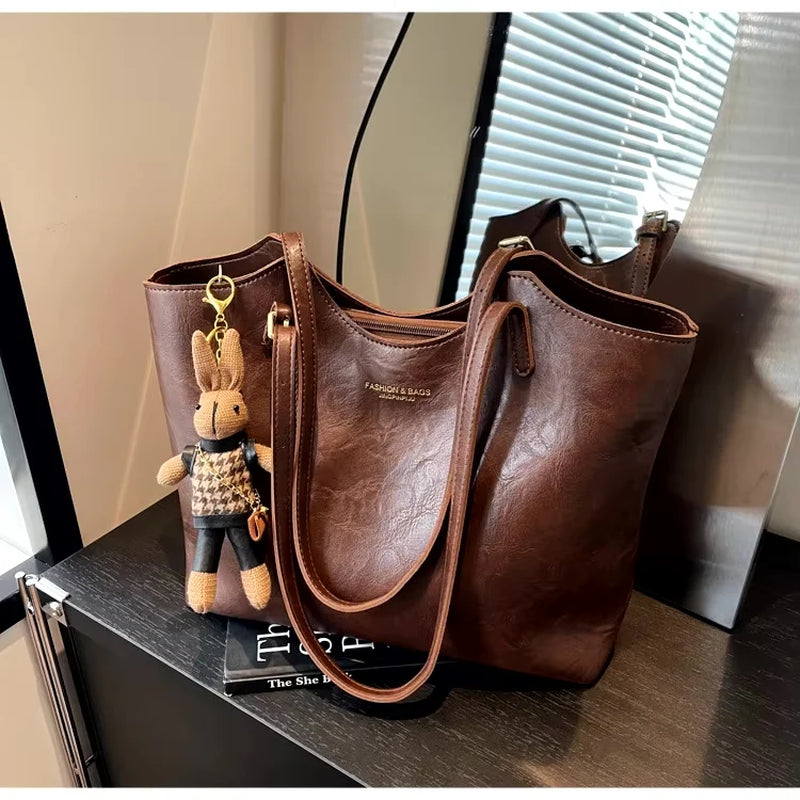 Sac À Main En Cuir Rouge Avec Pendentif Peluche Lapin