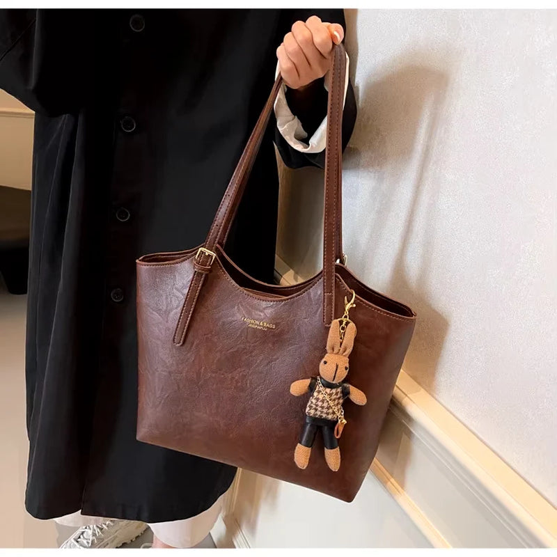 Sac À Main En Cuir Rouge Avec Pendentif Peluche Lapin